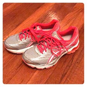 ASICS size 7. EUC. Pink, coral, white, silver.
